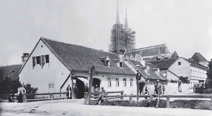 Vlaška ulica 1897. godine. Ugao Jurišićeve i Ružične (danas Kurelčeve) ulice - most na potoku Medveščaku